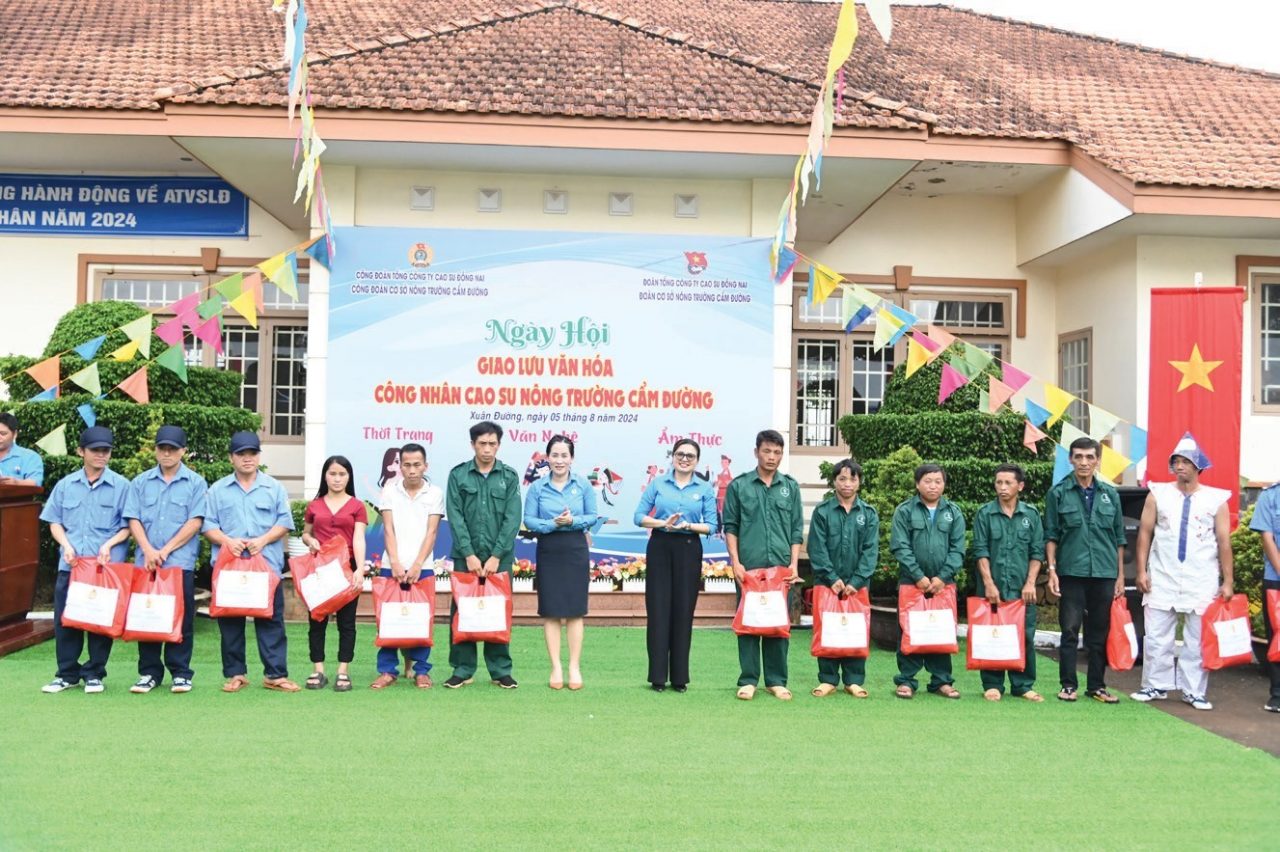 Lãnh đạo Công đoàn TCT Cao su Đồng Nai trao quà cho công nhân tại “Ngày hội giao lưu văn hóa công nhân cao su NT Cẩm Đường”