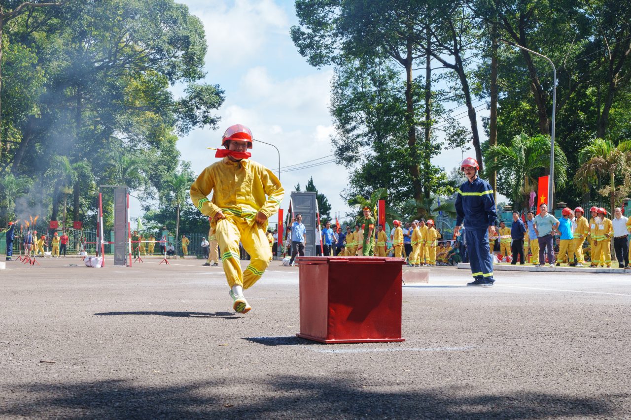 Đội viên phòng cháy chữa cháy tham gia hội thi