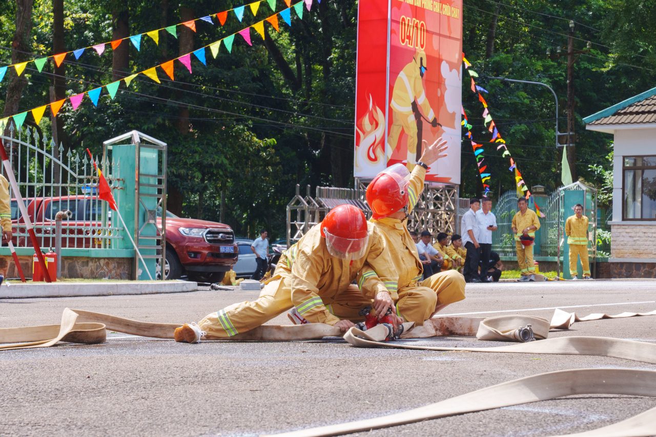 Đội viên phòng cháy chữa cháy tham gia hội thi