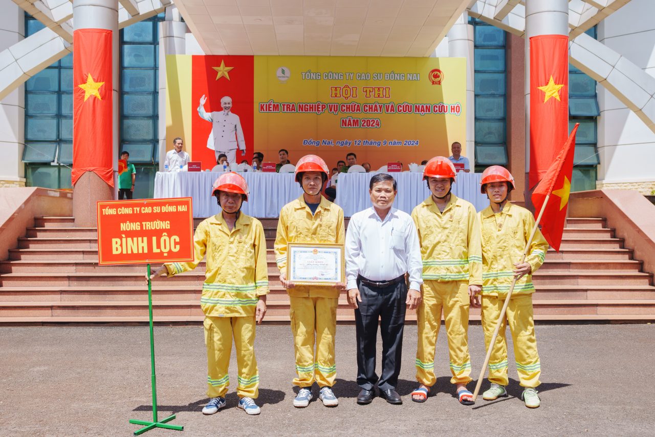 Nông trường Bình Lộc xuất sắc giành giải nhất ở nội dung đội hình 300m chữa cháy cứu người, cứu tài sản