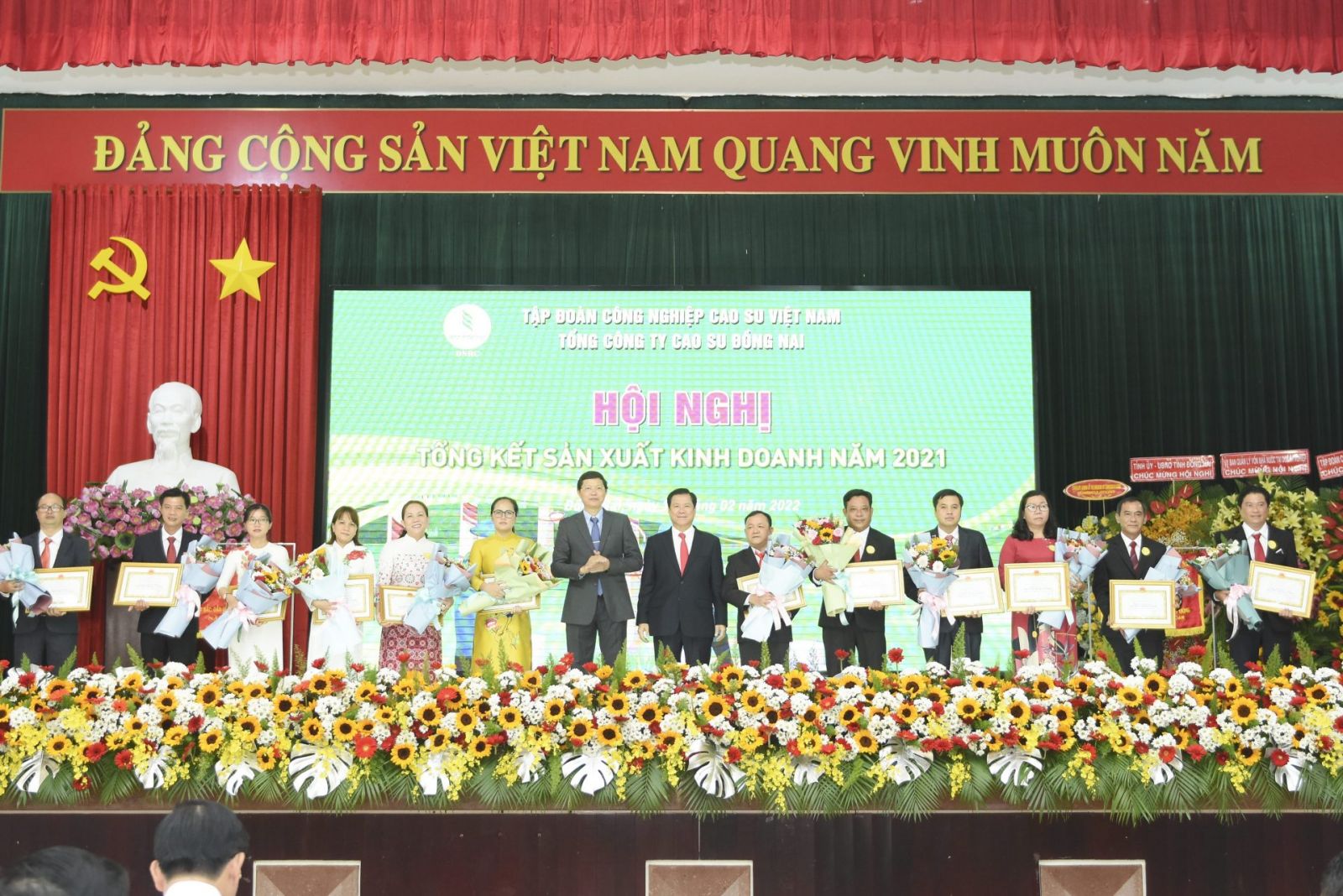 Ông Lê Thanh Hưng – TGĐ VRG và ông Hà Văn Khương – Thành viên HĐQT VRG trao danh hiệu tập thể lao động xuất sắc cho 12 tập thể