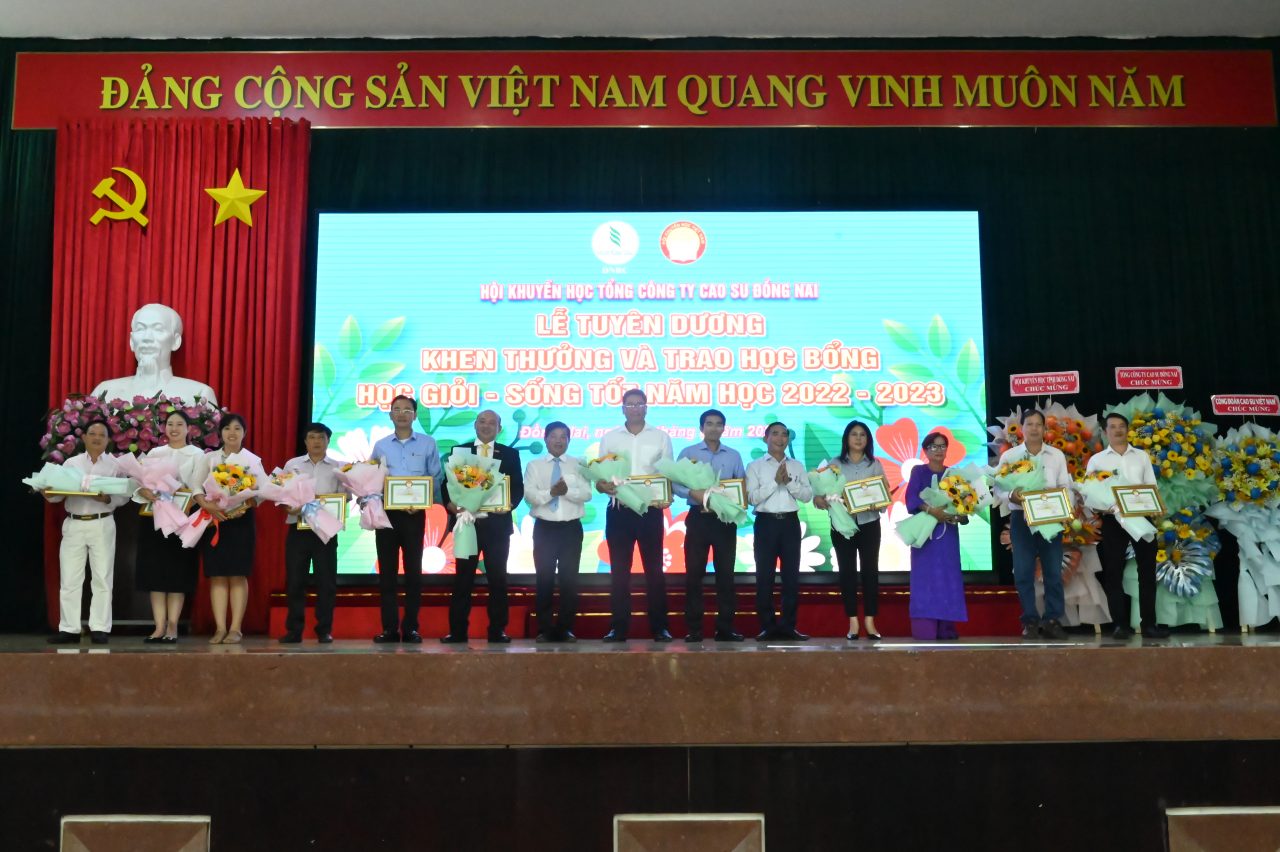 Các nhà tài trợ nhận kỷ niệm chương từ TCT Cao su Đồng Nai
