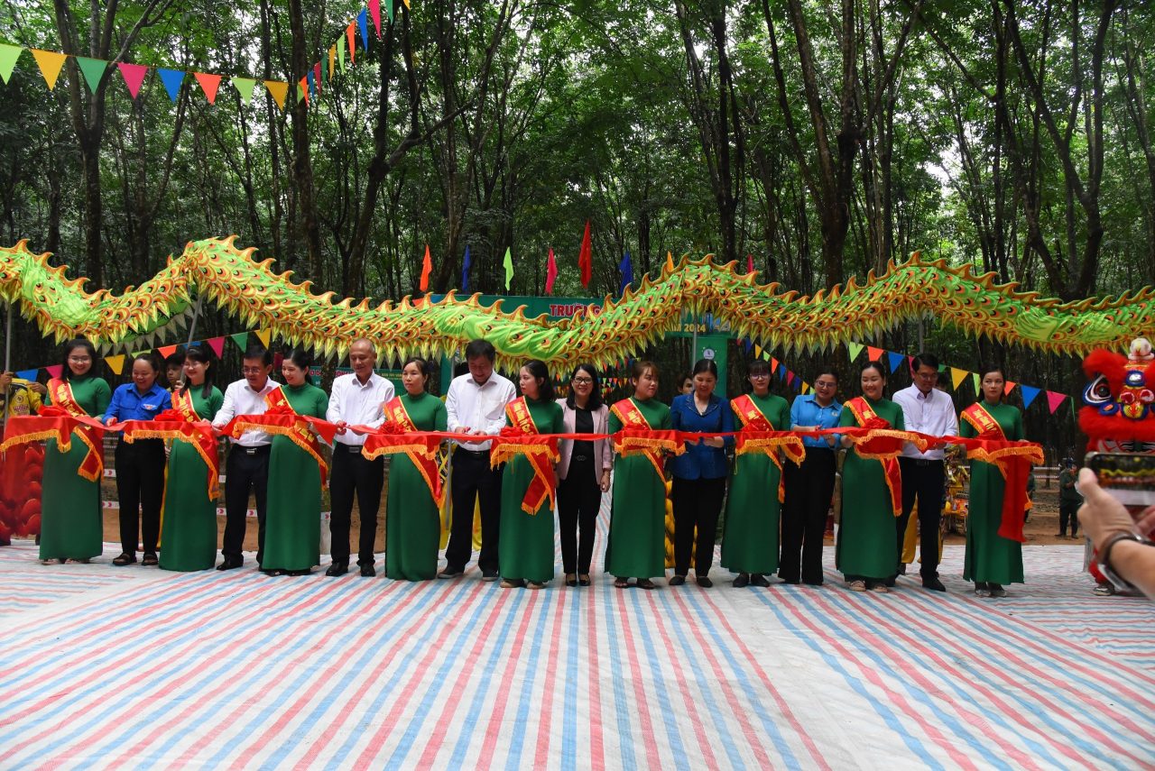 Lãnh đạo VRG, tỉnh Đồng Nai, Tổng Công ty và Nông trường cắt băng khai mạc Hội thi