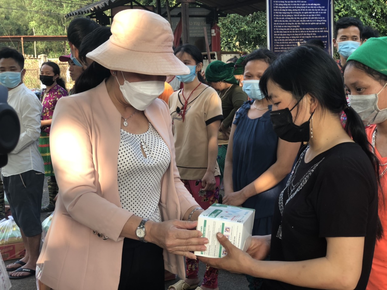 Bà Thái Thị Oanh – Giám đốc NT Long Thành tặng khẩu trang y tế cho NLĐ Hà Giang