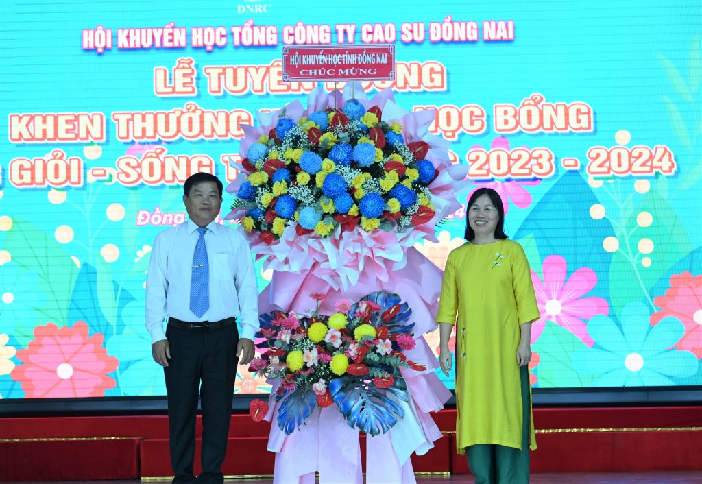 Bà Lê Thị Mỹ Phượng – Chủ tịch Hội Khuyến học tỉnh Đồng Nai tặng hoa chúc mừng lãnh đạo TCT