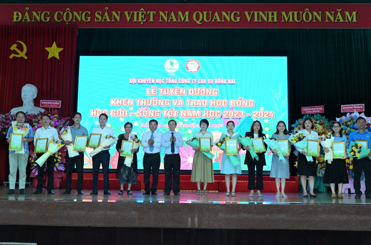 Lãnh đạo TCT tặng hoa nhà tài trợ