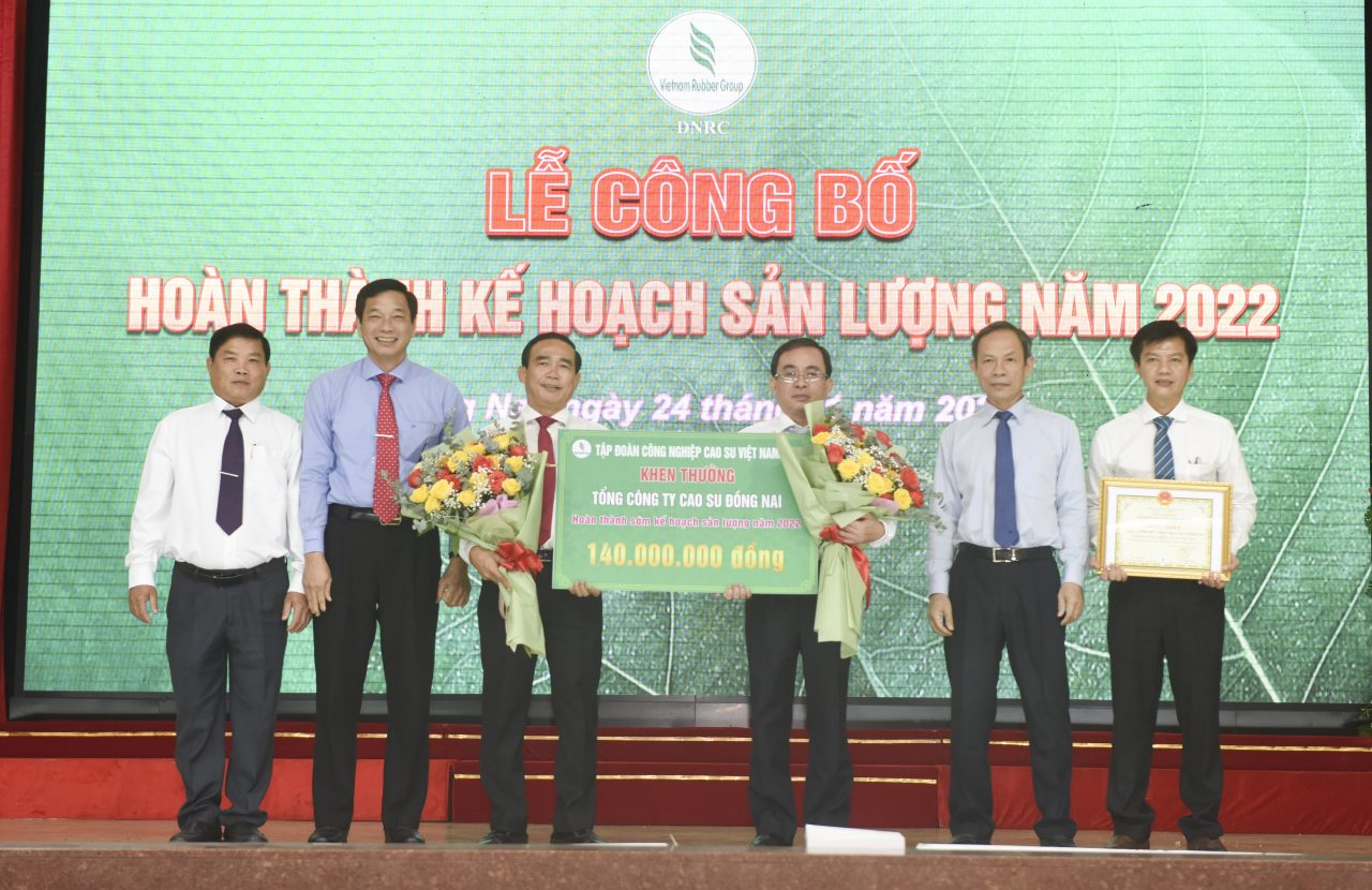 Lãnh đạo tỉnh Đồng Nai và VRG trao thưởng cho TCT