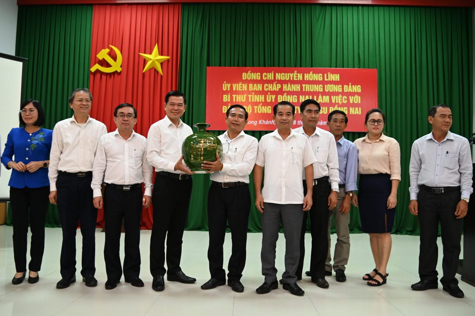 Đồng chí Nguyễn Hồng Lĩnh tặng quà kỷ niệm cho Đảng bộ TCT Cao su Đồng Nai