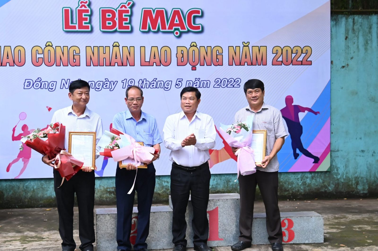Ông Nguyễn Văn Thạnh – Phó TGĐ TCT, Trưởng ban tổ chức Hội thao trao hoa và thư cảm ơn các nhà tài trợ