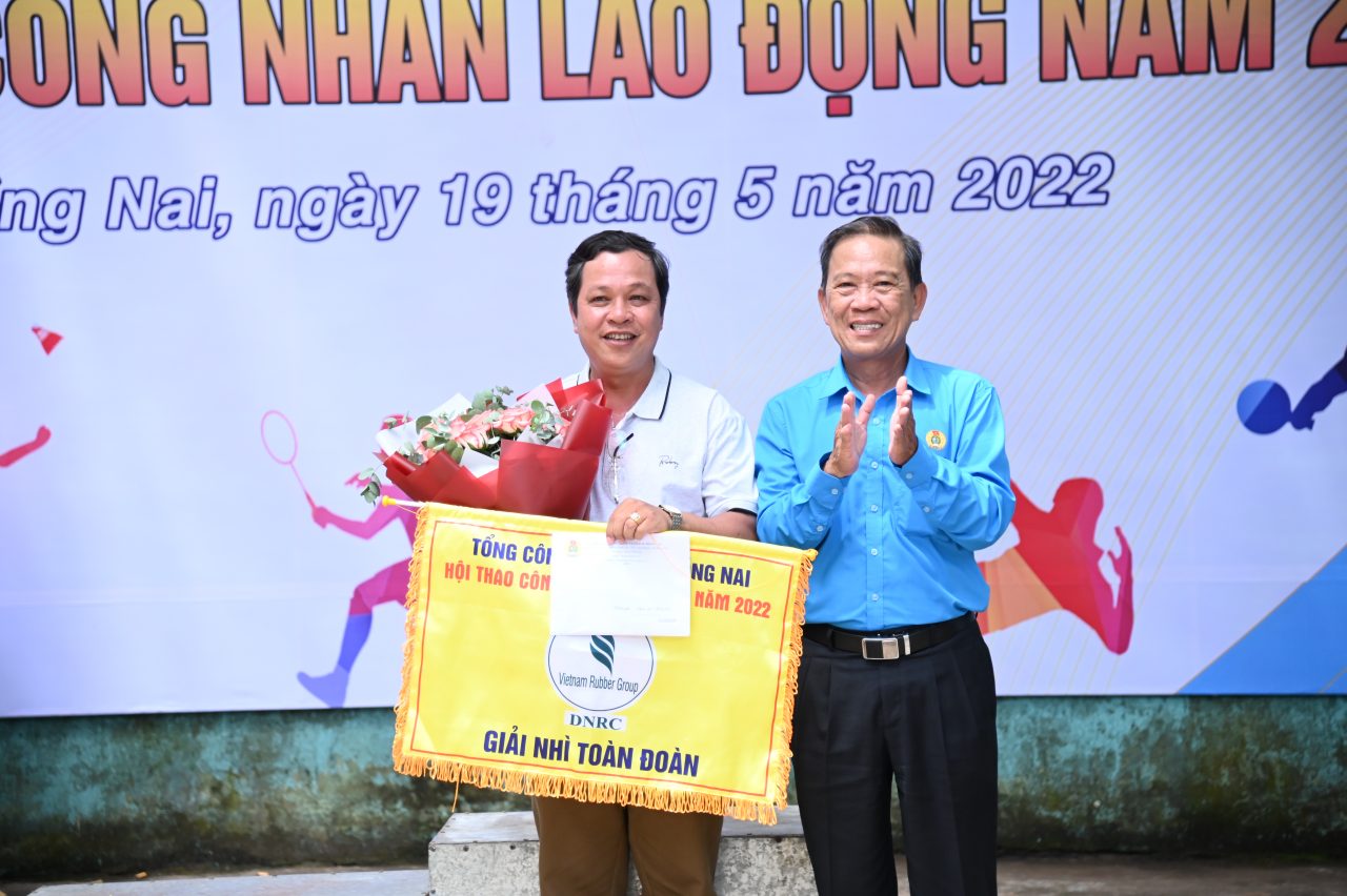 Ông Võ Việt Ngân – Phó Chủ tịch Công đoàn CSVN trao giải nhì cho Nông trường Cẩm Mỹ