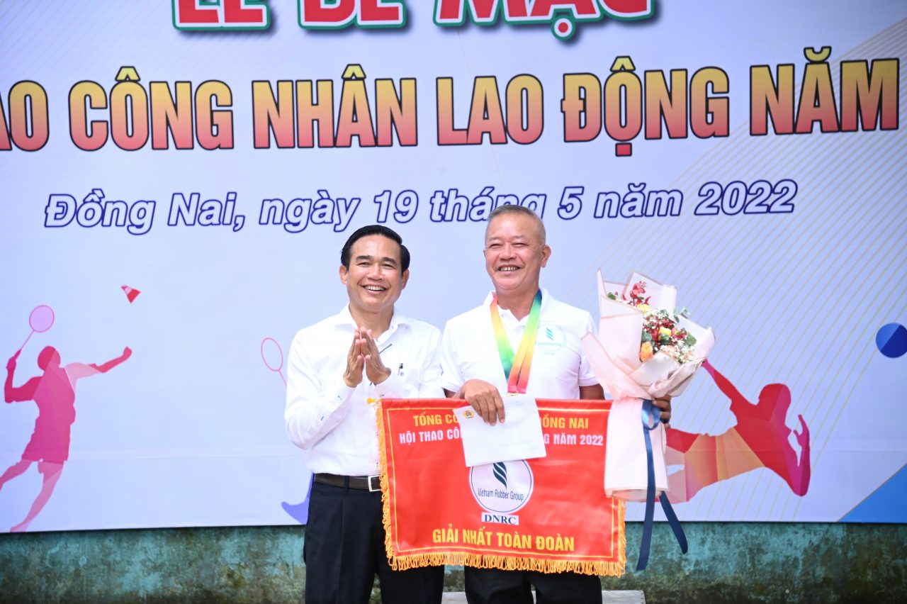 Ông Nguyễn Văn Thắng – Bí thư Đảng ủy, Chủ tịch HĐTV TCT trao giải nhất toàn đoàn cho Xí nghiệp Chế biến