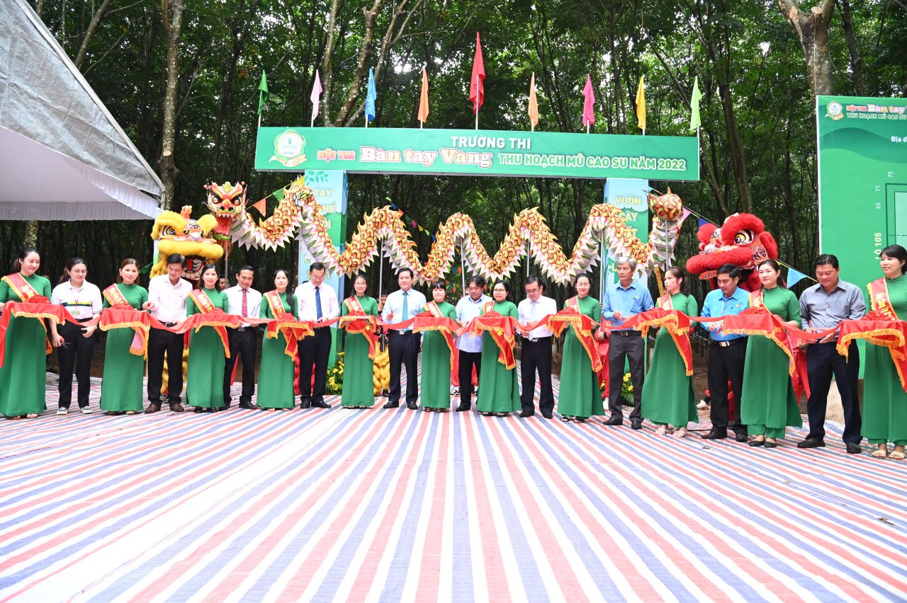 Lãnh đạo VRG, Công đoàn CSVN, Liên đoàn Lao động tỉnh Đồng Nai và lãnh đạo TCT thực hiện nghi thức khai mạc Hội thi