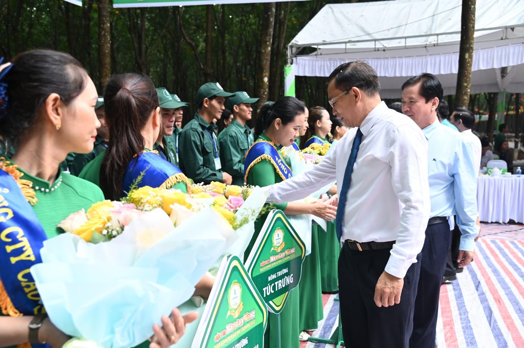 Ông Lê Thanh Tú – Phó TGĐ VRG thăm hỏi các thợ giỏi tham gia Hội thi