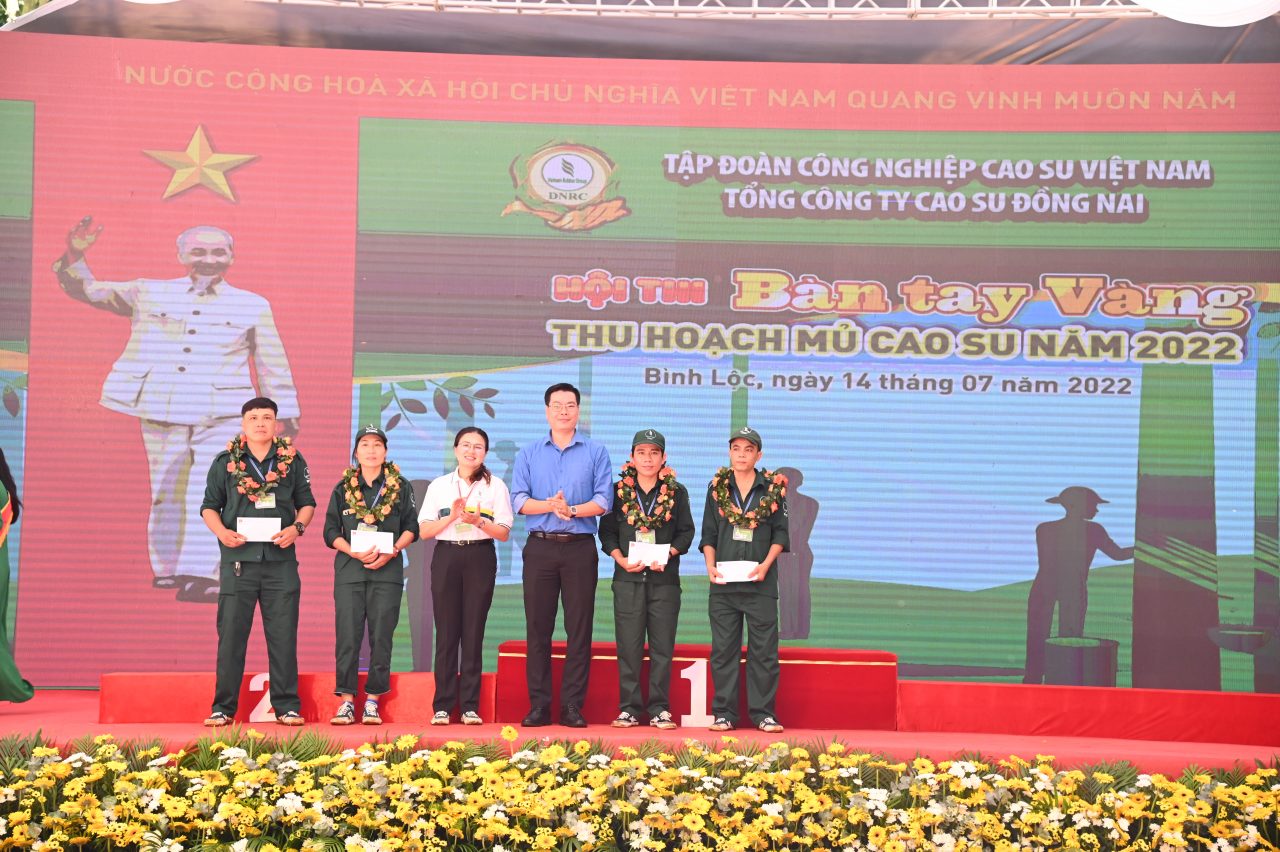 Lãnh đạo Tỉnh đoàn Đồng Nai và ĐTN Cao su Đồng Nai trao thưởng cho các đoàn viên thanh niên đạt giải cao tại Hội thi
