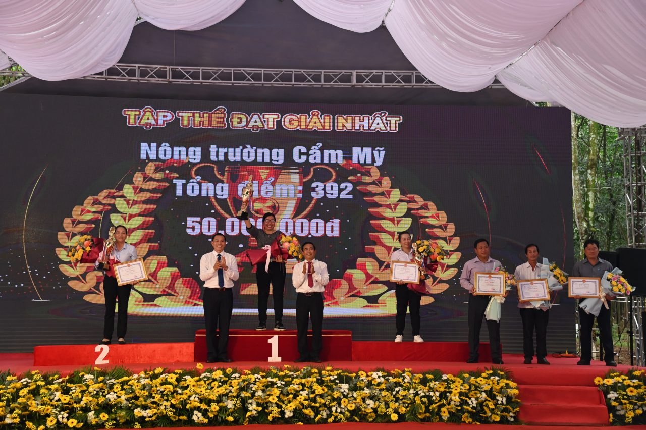 Ông Lê Thanh Tú – Phó TGĐ VRG (thứ hai từ trái sang) và ông Nguyễn Văn Thắng – Chủ tịch HĐTV TCT trao thưởng cho đội đạt giải nhất Hội thi