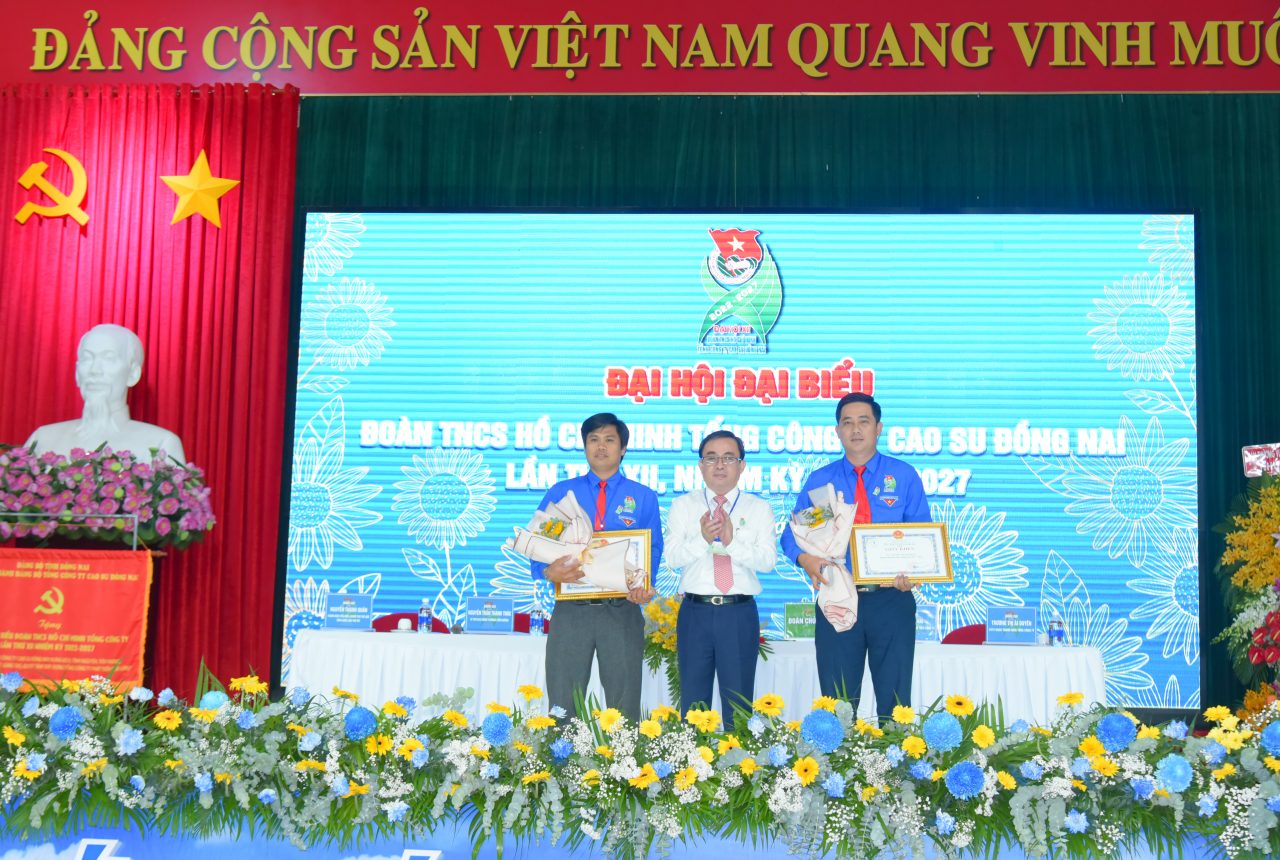 Ông Đỗ Minh Tuấn – TGĐ TCT khen thưởng cho 2 cá nhân được TW Đoàn tuyên dương Người thợ trẻ giỏi năm 2021