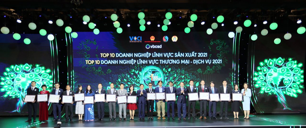 Ông Nguyễn Văn Thắng – Chủ tịch HĐTV Tổng Công ty Cao su Đồng Nai (thứ 4 từ trái sang) nhận chứng nhận Top 10 Doanh nghiệp sản xuất phát triển bền vững