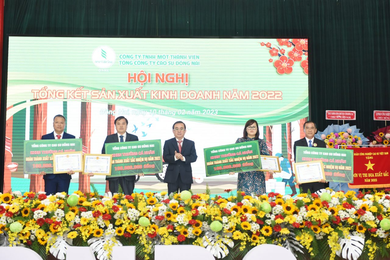 Ông Đỗ Minh Tuấn – TGĐ TCT trao thưởng cho các cá nhân hoàn thành xuất sắc nhiệm vụ năm 2022