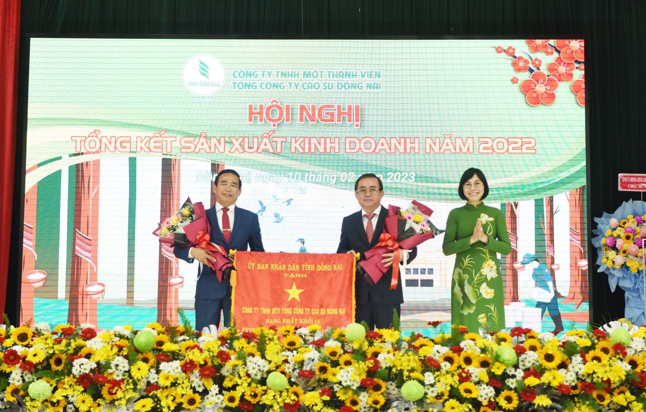 Bà Nguyễn Thị Hoàng – Phó Chủ tịch UBND tỉnh Đồng Nai trao Cờ thi đua của UBND tỉnh cho TCT Cao su Đồng Nai