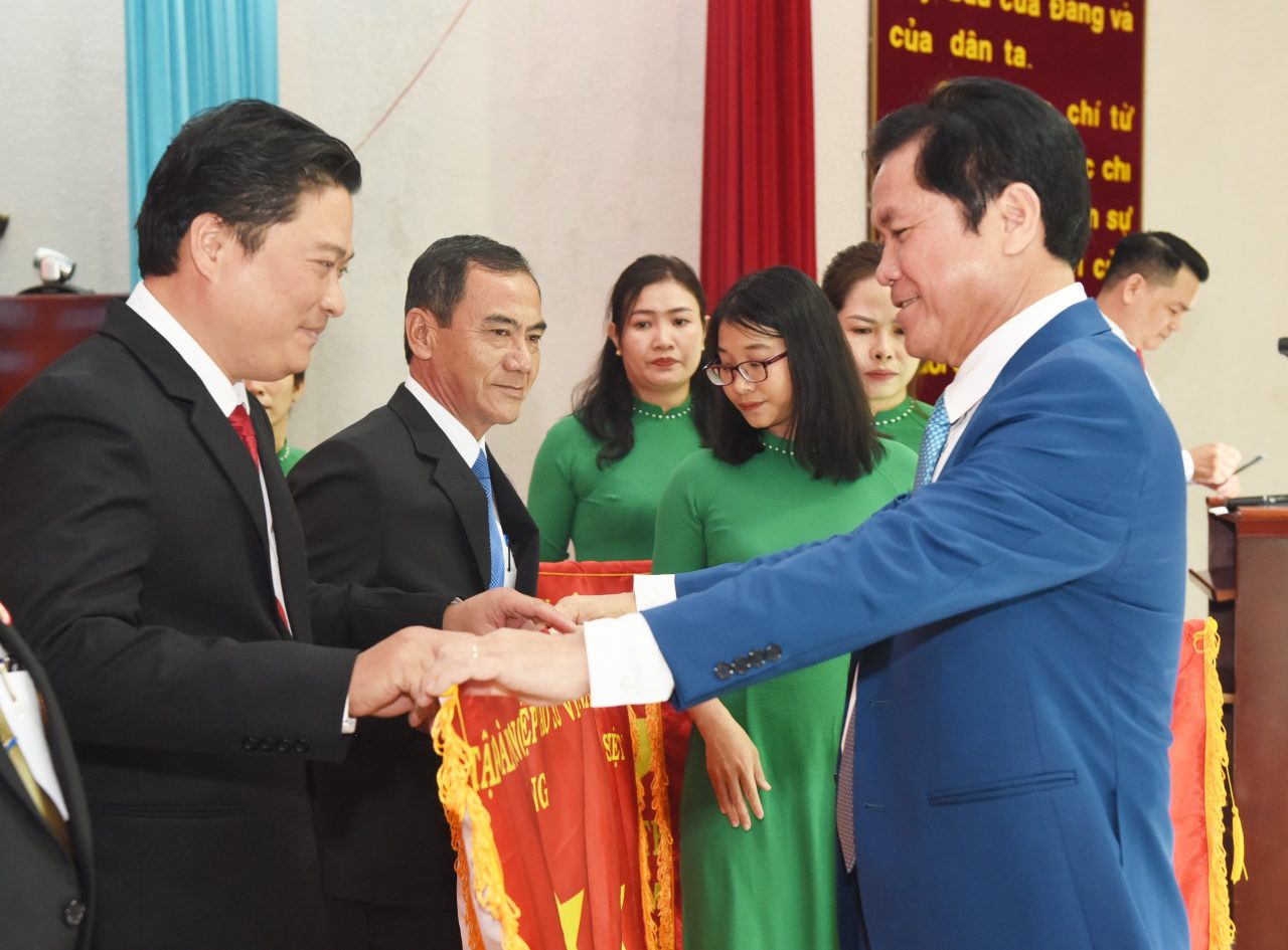 Ông Lê Thanh Hưng – TGĐ VRG trao Cờ thi đua xuất sắc cho các đơn vị