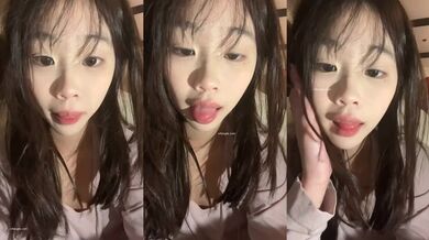 2025年10月最新【反差】快手网红泄密【泪痕-又可爱又精神】一墙的奖状，三好学生？还是精神小妹？大尺度自慰，看着真不错！ (1)